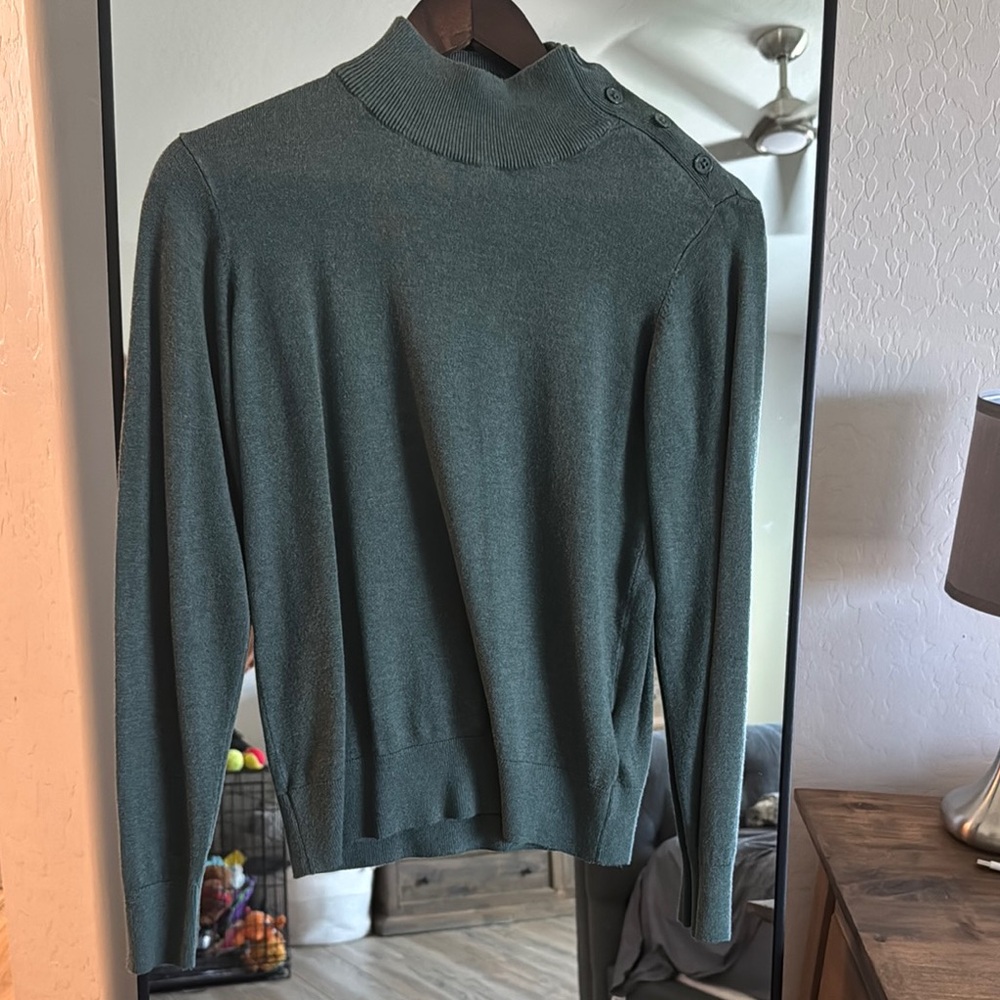 Elegant Green Women's Sweater